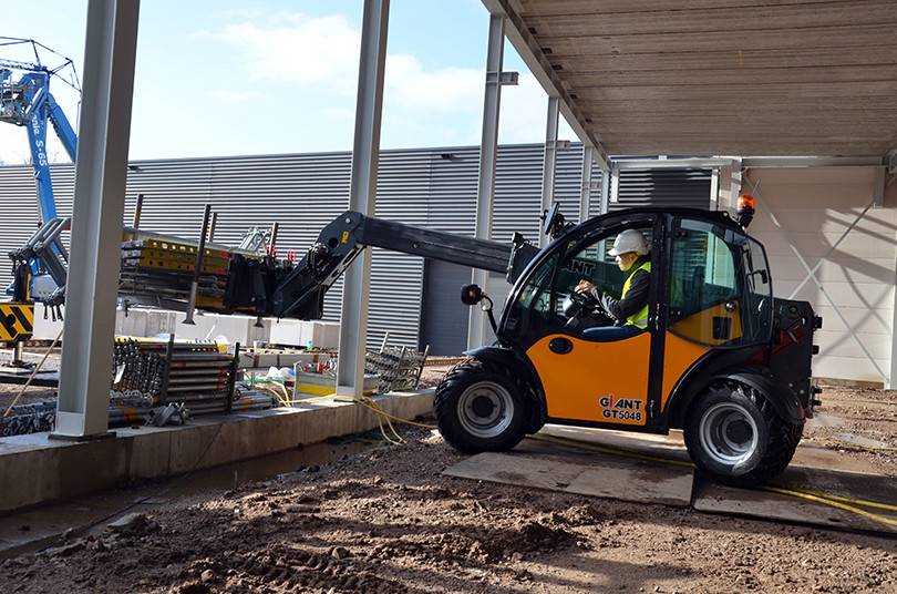 GIANT GT5048 verreiker tijdens hijswerk op de bouwplaats